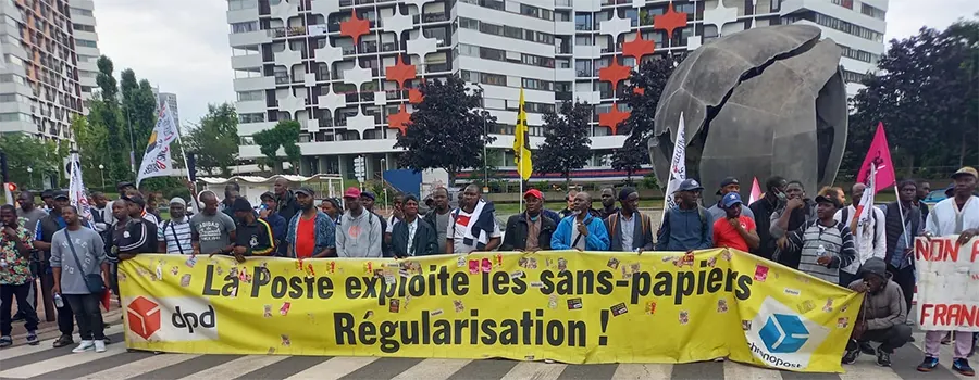 Une des très nombreuses manifestations des sans-papiers de Chronopost à Alfortvillle (94), en lutte depuis bientôt trois ans ; ici devant la préfecture du Val-de-Marne. [Solidaires 94]