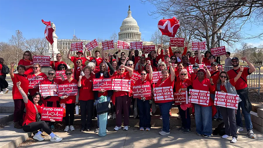 Des manifestant⸳es du National Nurses United réclament des moyens pour le secteur de la santé et pas pour les millionnaires. [NNU]