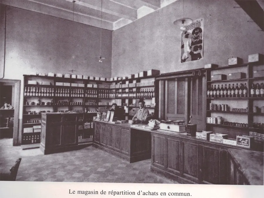 Au sein d’une Bourse du travail, « le magasin de répartition des achats en commun » ; c’est au sein de la Bourse de Toulouse, en 1935. Photo extraite du livre de Rolande Trempé, Solidaires : les bourses du travail, Scandéditions, 1993. [DR]