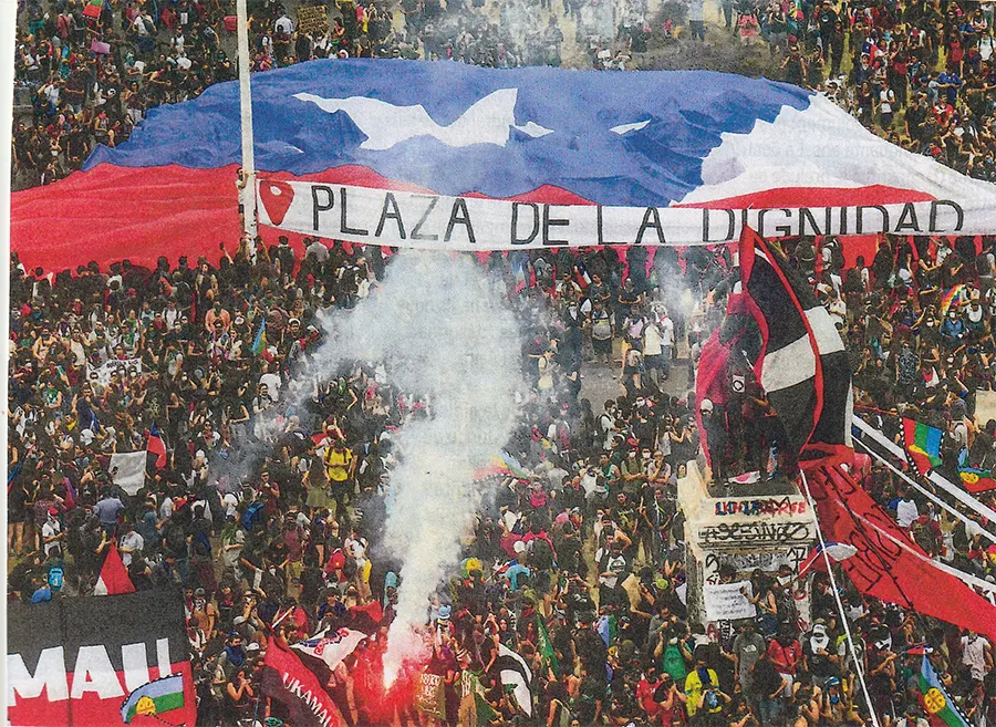 « Place de la dignité », lors de l’estallido social des années 2019/2021. Extrait de L’Humanité magazine, 7 au 20 septembre 2023. [Coll. MB]