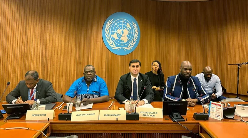 En marge du Comité des droits de l’Homme de l’ONU organisé en octobre 2024 à Genève, le Baku Initiative Group a organisé une conférence sur les « conséquences du colonialisme français ». Son directeur, Abbas Abbassov, était entouré de Kemi Seba (à sa gauche) et de Jean-Jacob Bicep (à sa droite), membre de l’Union populaire pour la libération de la Guadeloupe. [BIG – Afrique XXI]