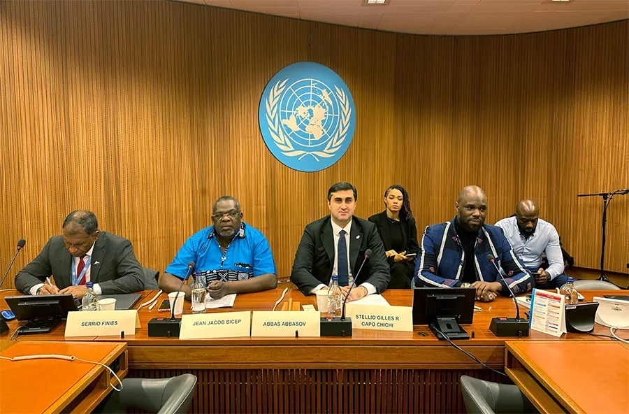 En marge du Comité des droits de l’Homme de l’ONU organisé en octobre 2024 à Genève, le Baku Initiative Group a organisé une conférence sur les « conséquences du colonialisme français ». Son directeur, Abbas Abbassov, était entouré de Kemi Seba (à sa gauche) et de Jean-Jacob Bicep (à sa droite), membre de l’Union populaire pour la libération de la Guadeloupe. [BIG – Afrique XXI]