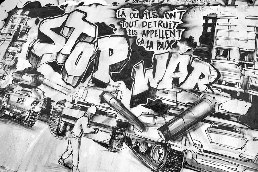 « Stop war » par le collectif Black Lines. [Serge D’Ignazio]