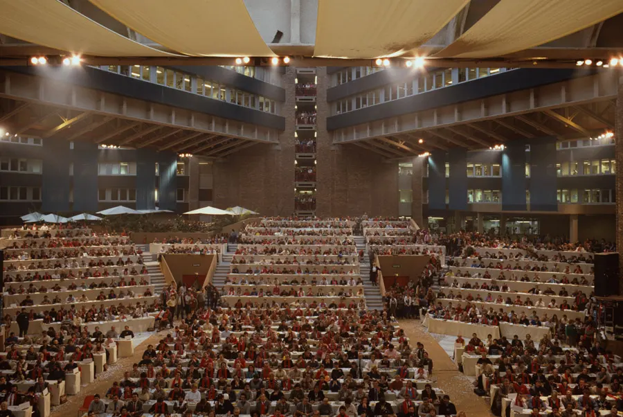 Vu du patio, lors du congrès confédéral de novembre 1985. [CGT]