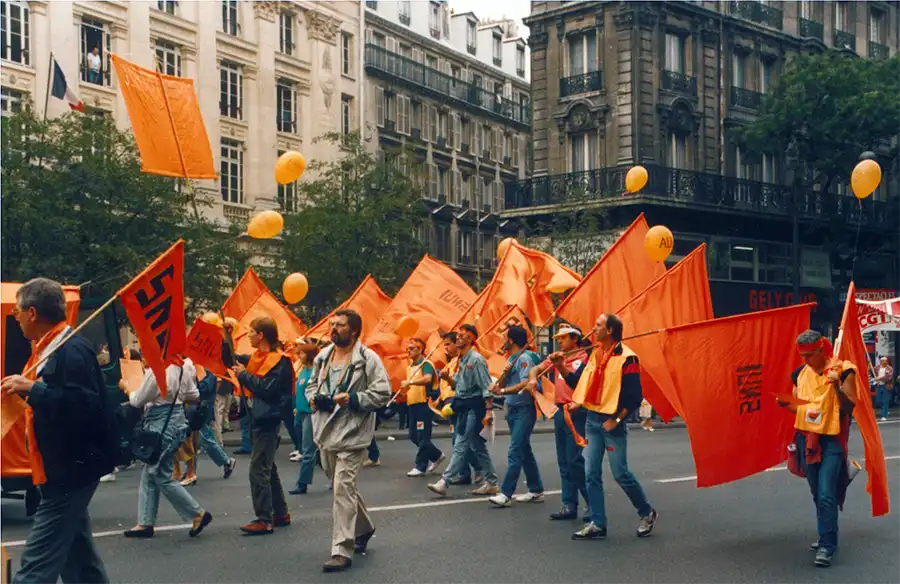 12 septembre, le SNUI drapeaux déployés. [Solidaires Finances publiques]