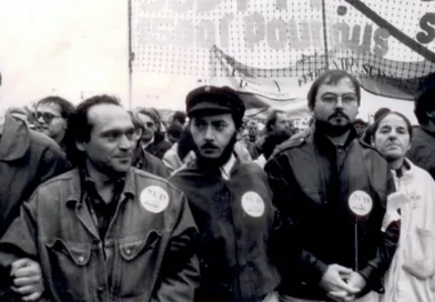 Au temps du casier, dans un cortège SUD PTT, en 1990 : à gauche, Thierry Renard, puis Gérard Coste, Raïola et (à partir de la droite) Annick Coupé, Nelly Martin. [Coll. CM]