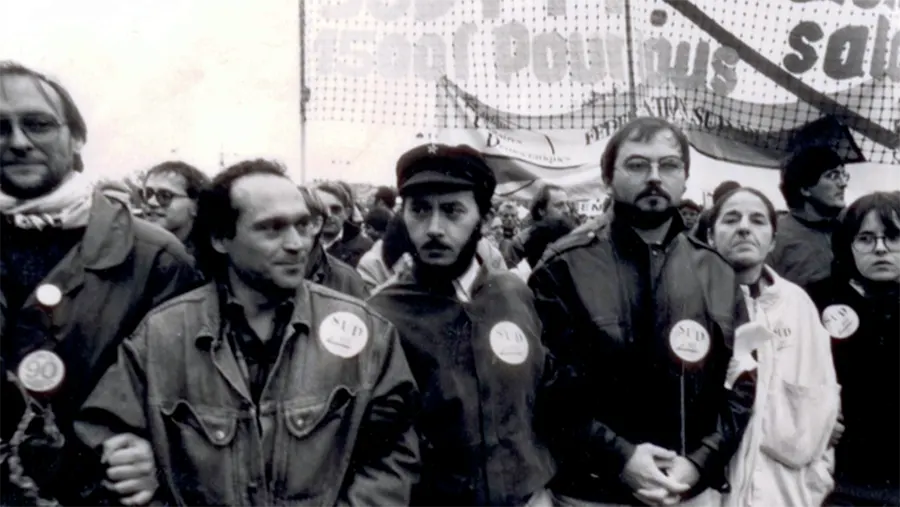Au temps du casier, dans un cortège SUD PTT, en 1990 : à gauche, Thierry Renard, puis Gérard Coste, Raïola et (à partir de la droite) Annick Coupé, Nelly Martin. [Coll. CM]
