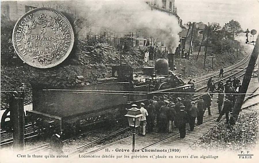 Carte postale vendue en soutien aux cheminots lors de la « grève de la thune », en 1910. Sur la photo, on voit la locomotive qui a été dételée et placée au travers d’un aiguillage. [Coll. CM]