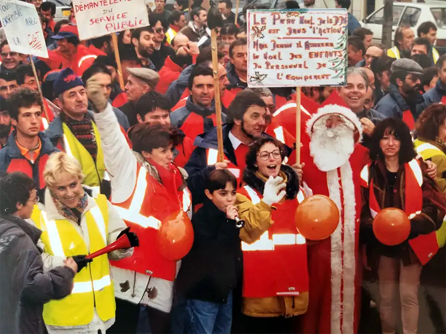 Cortège de pères Noël de la DDE d'Albi. [Archives CGT, Alain Boscus]