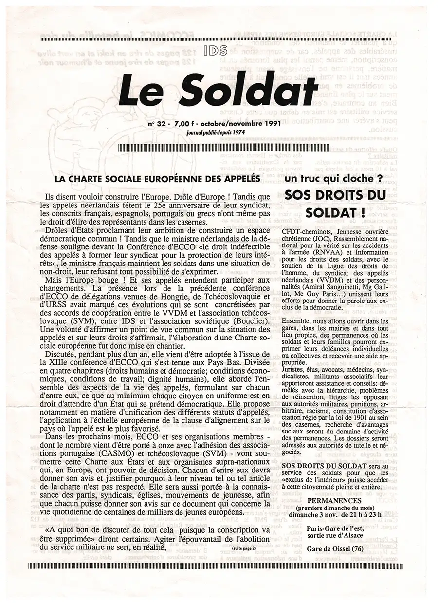 Le Soldat, n°32, octobre/novembre 1991, « journal publié depuis 1974 » par Information pour les droits du soldat (IDS) ; l’éditorial porte sur une « charte sociale européenne des appelés ». A noter que l’autre article de la une annonce des permanences pour les appelés qui vont être organisées le premier dimanche soir de chaque mois, avec notamment IDS, la CFDT Cheminots … Pour cette organisation, il s’agit de militant‧es qui créeront les premiers syndicats SUD Cheminots en 1996. [Coll. CM]