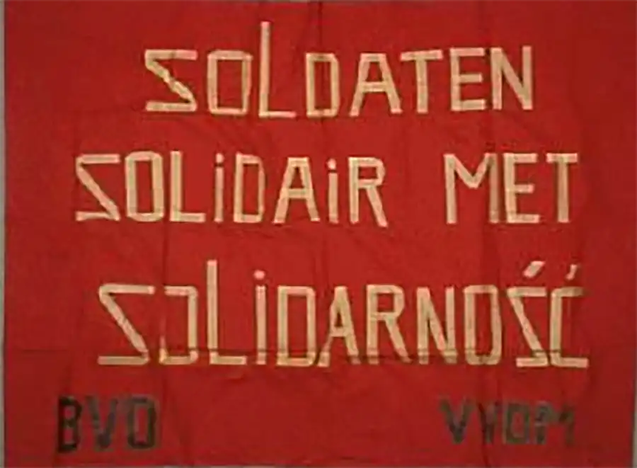 Le syndicat néerlandais d’appelés VVDM (Vereniging van Dienstplichtige Militairen), solidaires des travailleurs et travailleuses de Solidarnosc en Pologne, en 1980. [DR]
