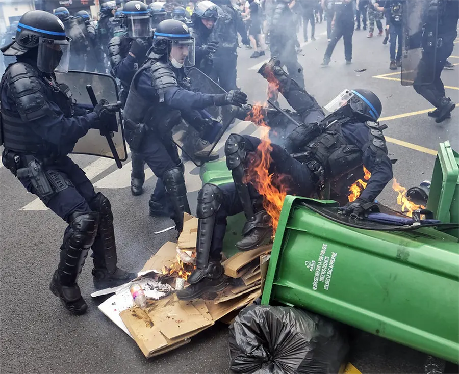 Les bandes bleues sur les policiers du corps urbain. [Serge d’Ignazio]
