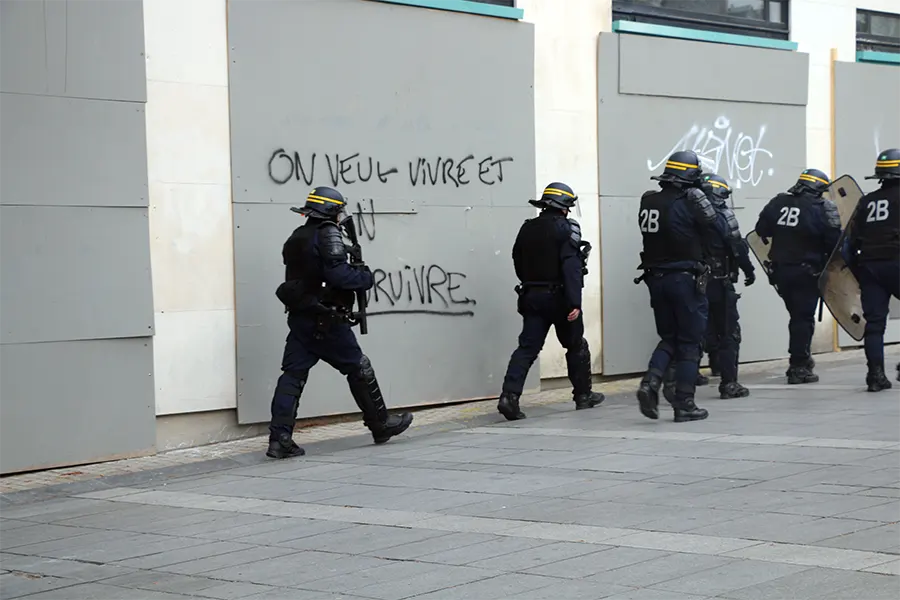 Les bandes jaunes des casques de CRS. [Patricia Tutoy]