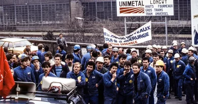 Prise de parole devant l’usine Senelle, en 1979. [Sylvain Dessi]