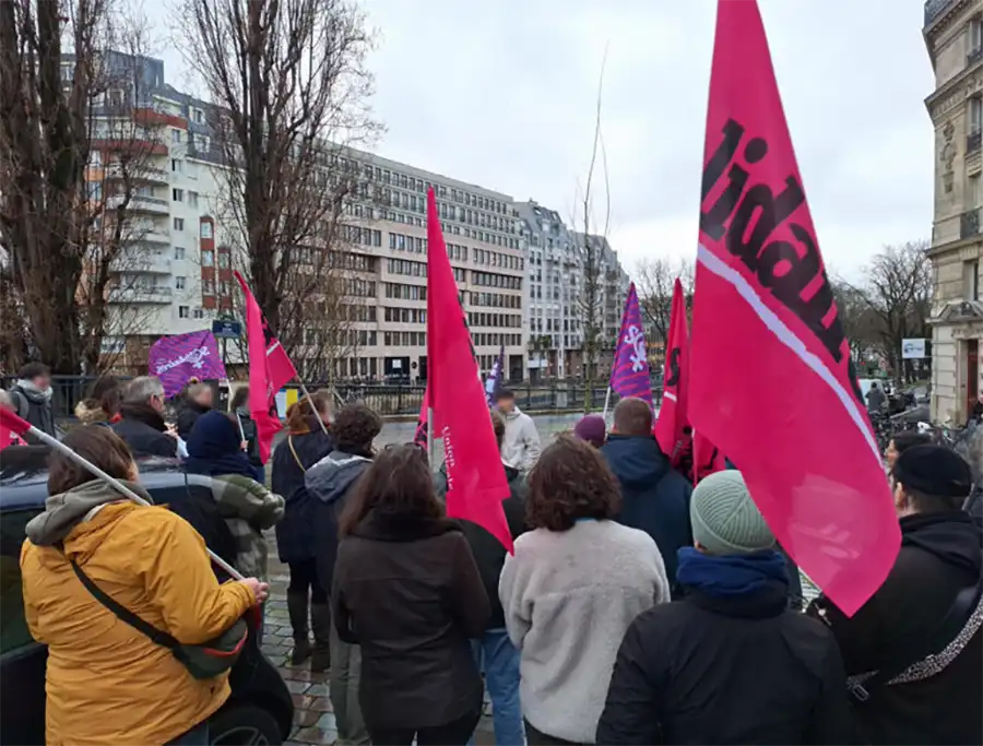 Rassemblement devant le Conseil des prud’hommes de Paris, le 19 janvier 2026, à l’occasion d’une audience concernant la répression exercée par Musea. [SUD Culture Solidaires]