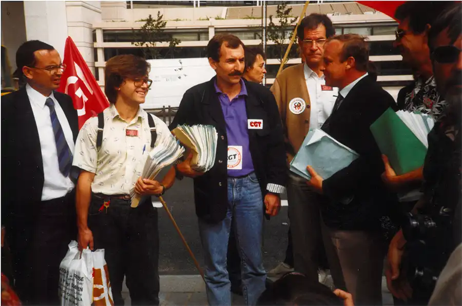 Remise de pétitions à Bercy, le 29 août 1989. [Solidaires Finances publiques]